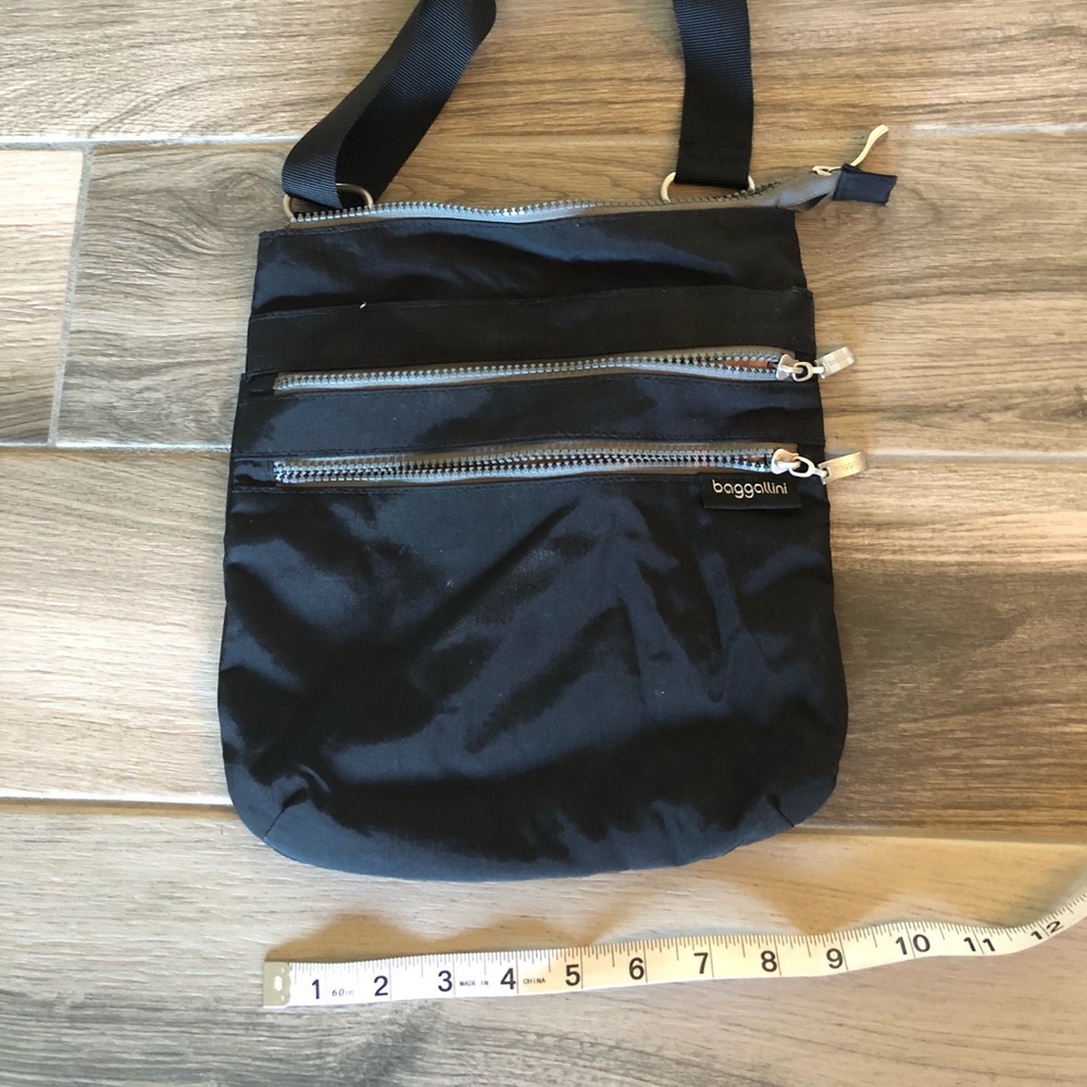 Baggallini cross body travel bag